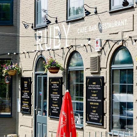 Oyo Ruby Pub & Hotel Μπράιτον Εξωτερικό φωτογραφία